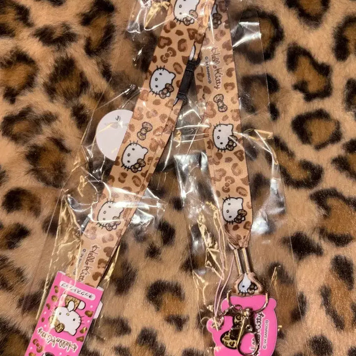 [BUNJANG] Hello Kitty Leopard Nextrap with Phone Strap and Keychain / [미개봉 새상품] 고고갸루 헬로키티 레오파드 넥스트랩