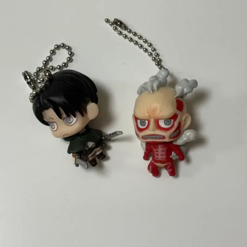 [BUNJANG] Attack on Titan Levi &amp; Colossal Titan Karacore Gacha Keychain Set / 진격거 진격의거인 리바이 초대형거인 카라코레 가챠 키링 고전