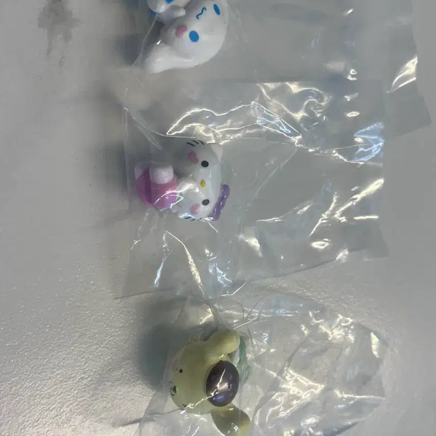 [BUNJANG] Sanrio Characters Hug Court Cable Holder Gacha Bundle - Hello Kitty, Cinnamoroll, Pompompurin (Sealed) / 미개봉) 산리오 캐릭터즈 허그코트 케이블홀더 가챠 - 헬로키티, 시나모롤, 폼폼푸린 일괄