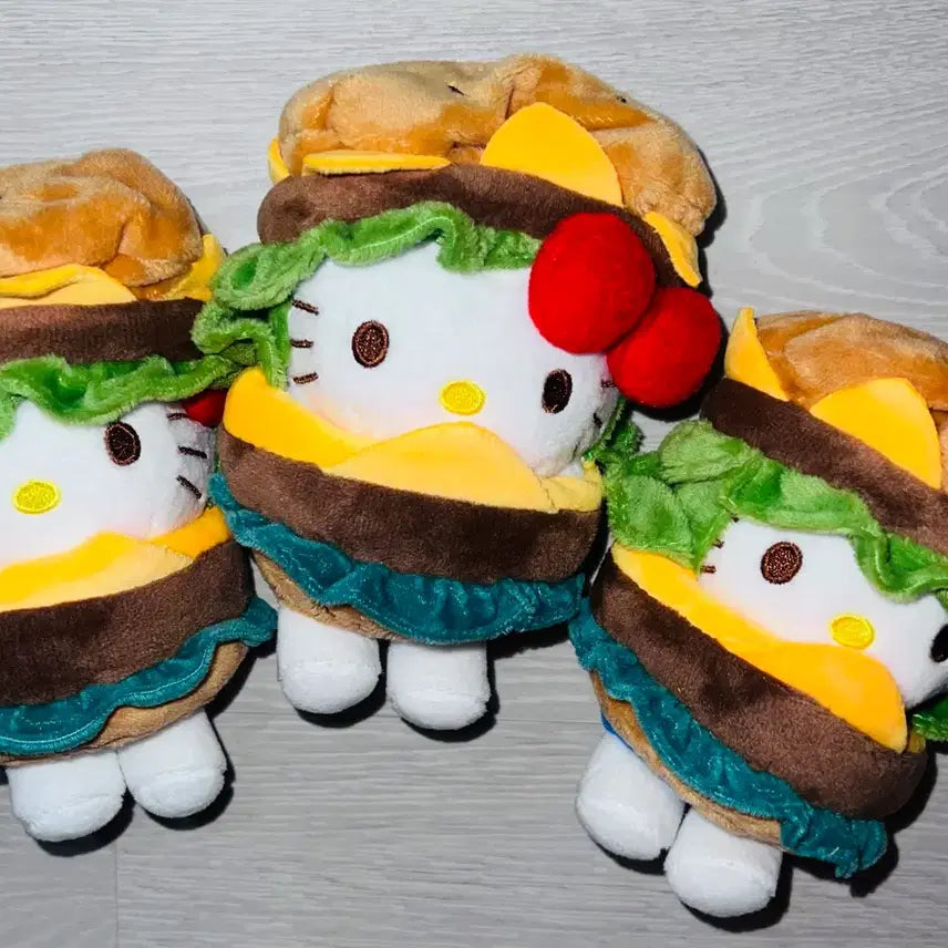 [BUNJANG] Sanrio Hello Kitty Hamburger Plush Keychain (New) / [새제품] 산리오 헬로키티 햄버거 인형키링
