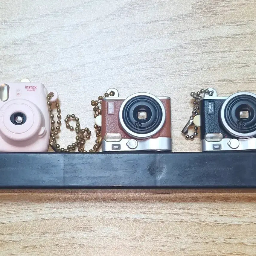 [BUNJANG] Instax Mini Camera Miniature Gacha Figure Keychain Set (Mini 8 Pink, Mini 90 Black/Brown) / 희귀 고전가챠) 인스탁스 미니 카메라 미니어처 가챠 피규어 키링 3종 일괄 미니8 핑크 / 미니90 블랙, 브라운)