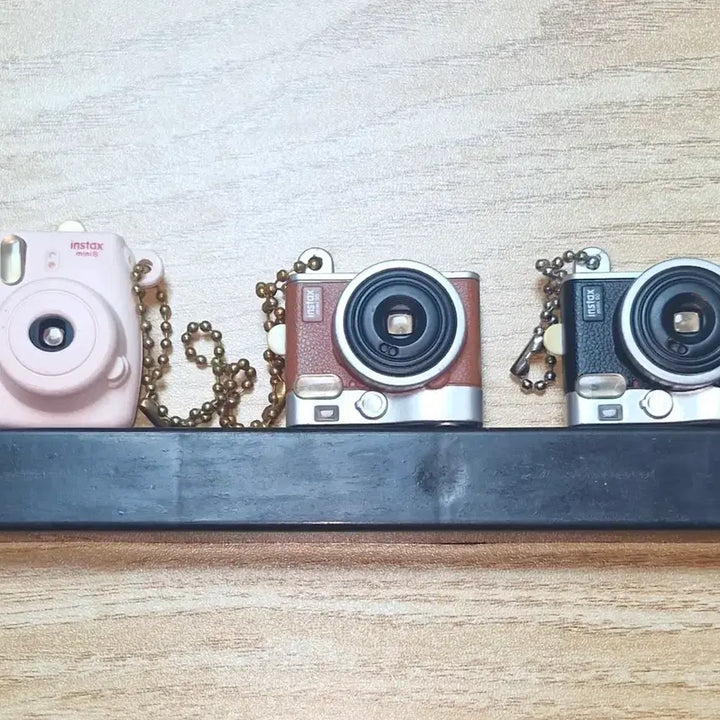 [BUNJANG] Instax Mini Camera Miniature Gacha Figure Keychain Set (Mini 8 Pink, Mini 90 Black/Brown) / 희귀 고전가챠) 인스탁스 미니 카메라 미니어처 가챠 피규어 키링 3종 일괄 미니8 핑크 / 미니90 블랙, 브라운)