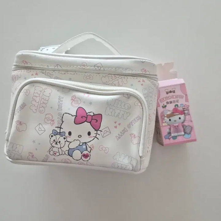 [BUNJANG] Hello Kitty White Pouch &amp; Princess Figure Bundle Set / [일괄 세트] 헬로키티 파우치 화이트 &amp; 랜덤 피규어(공주)