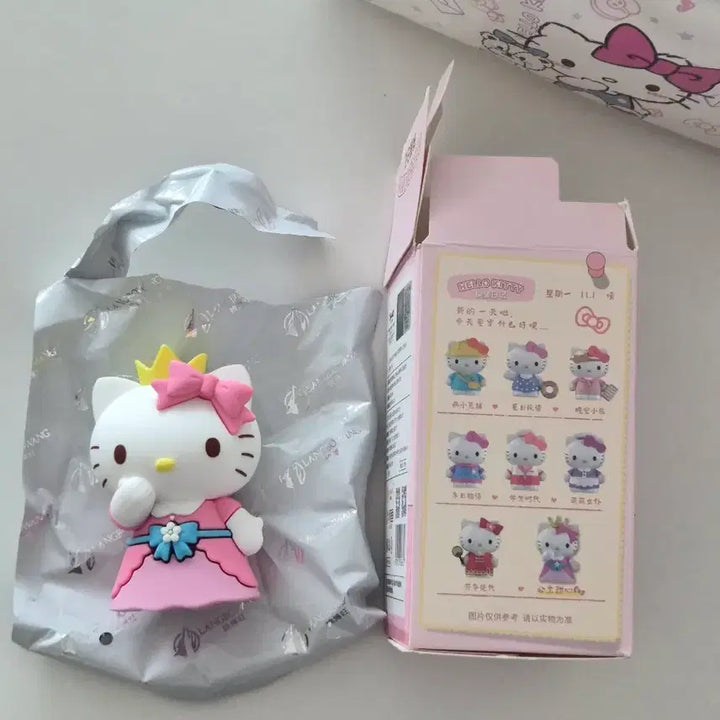 [BUNJANG] Hello Kitty White Pouch &amp; Princess Figure Bundle Set / [일괄 세트] 헬로키티 파우치 화이트 &amp; 랜덤 피규어(공주)