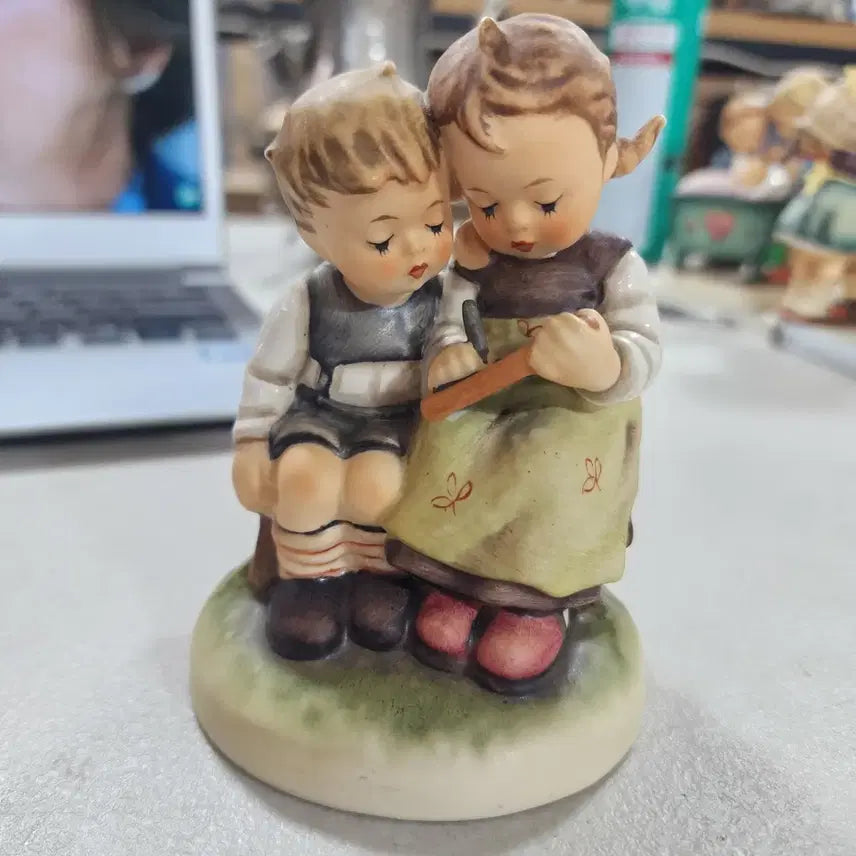 [BUNJANG] Hummel Goebel Figurine 1985 (14cm) / 1985년 독일 흠멜 괴벨 높이14cm