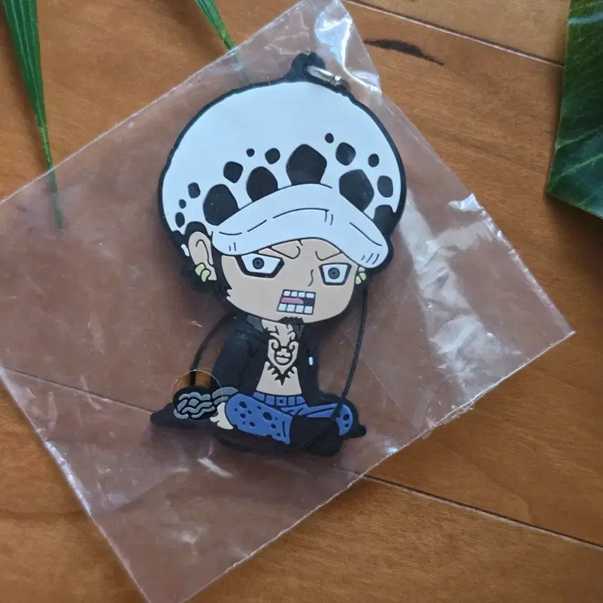 [BUNJANG] One Piece Trafalgar Law Rubber Strap Keychain / 원피스  트라팔가 로우 러버 스트랩 키링 키홀더 - Used