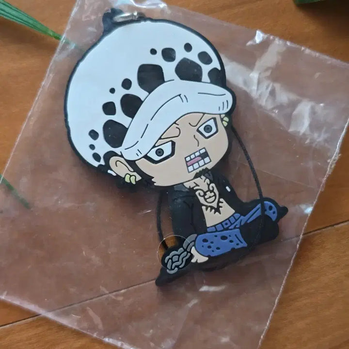 [BUNJANG] One Piece Trafalgar Law Rubber Strap Keychain / 원피스  트라팔가 로우 러버 스트랩 키링 키홀더 - Used
