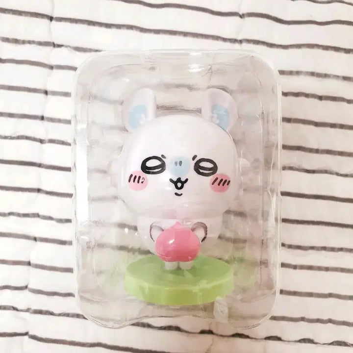 [BUNJANG] Momonga Figure with Peach / 먼작귀 모몽가 피규어