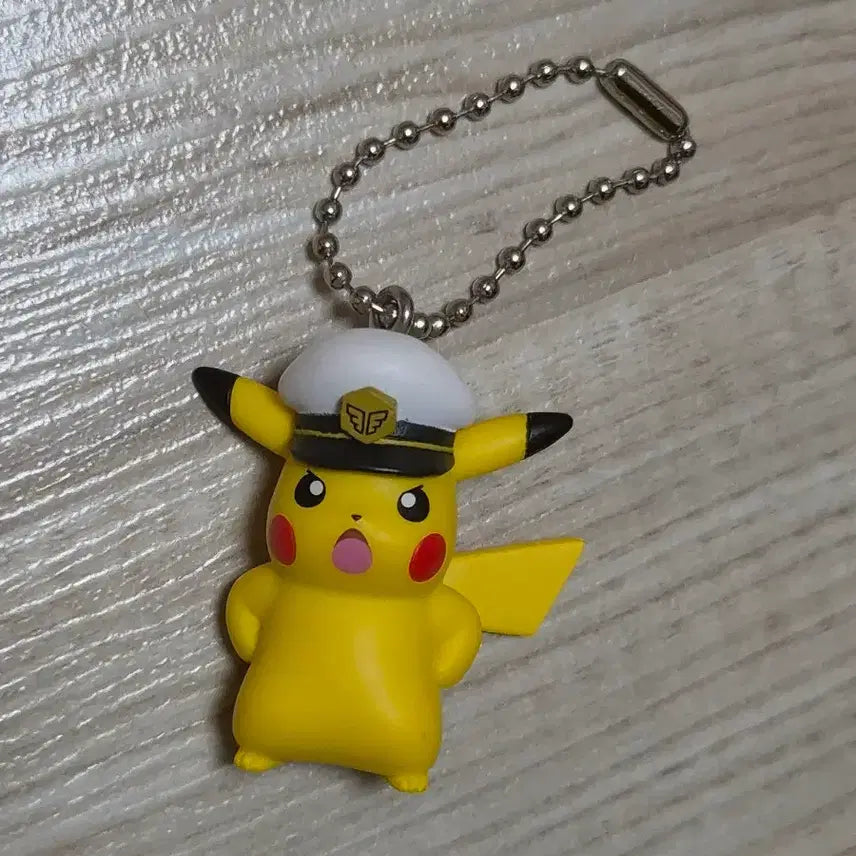 [BUNJANG] Pikachu Captain Keyring Gacha / 피카츄 캡틴 키링 가챠