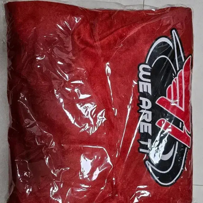[BUNJANG] T1 "Manto" Blanket Cape (Red, Logo Design) - Unsealed / 에이블리 티원 망토 담요 미개봉