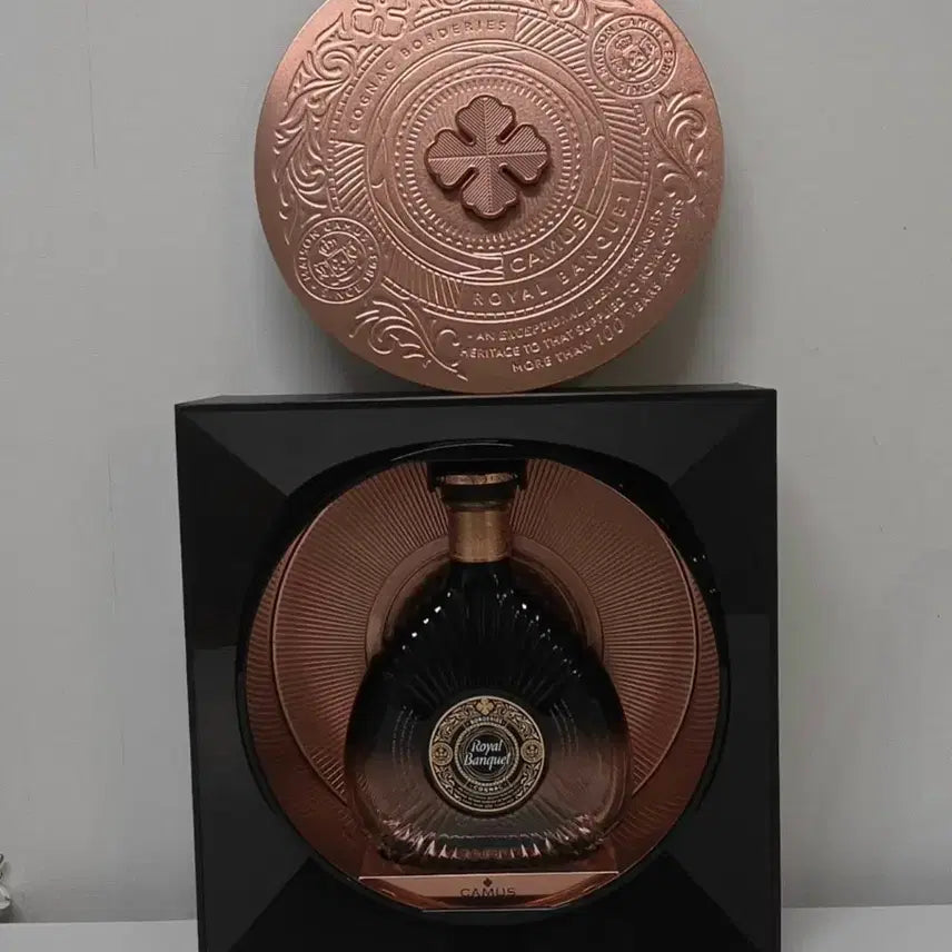 [BUNJANG] Camus Royal Banquet Cognac Empty Bottle with Case / 까뮤 로얄 바나켓 코냑 위스키 공병