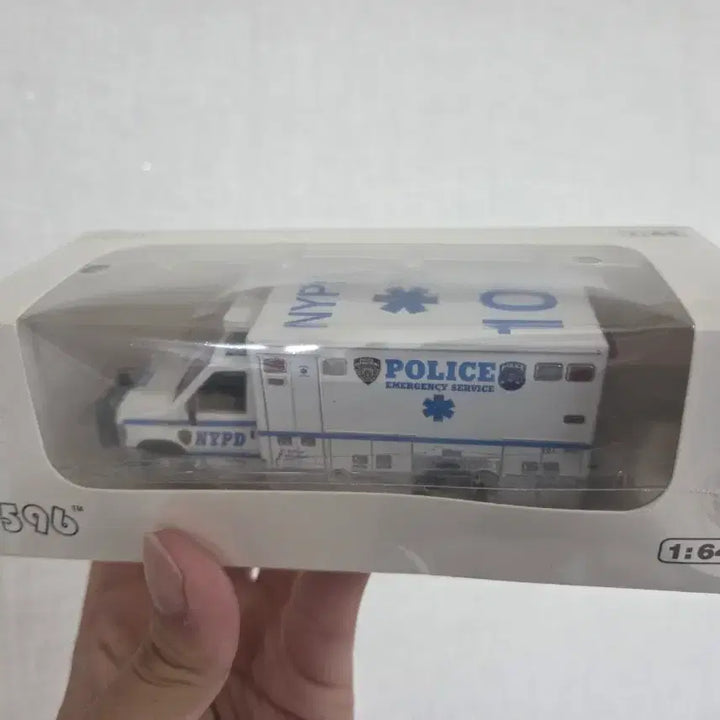 [BUNJANG] 1:64 Scale NYPD Ambulance Diecast Model / 596모델 1:64 NYPD Ambulance 구급차