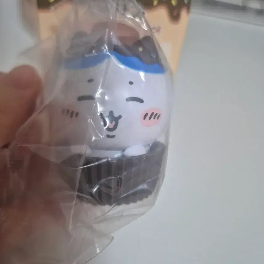 [BUNJANG] Chiikawa Hachiwara Choco Cupcake Figure (Sealed) / [미개봉] 치이카와 하치와레 초코컵케이크 피규어