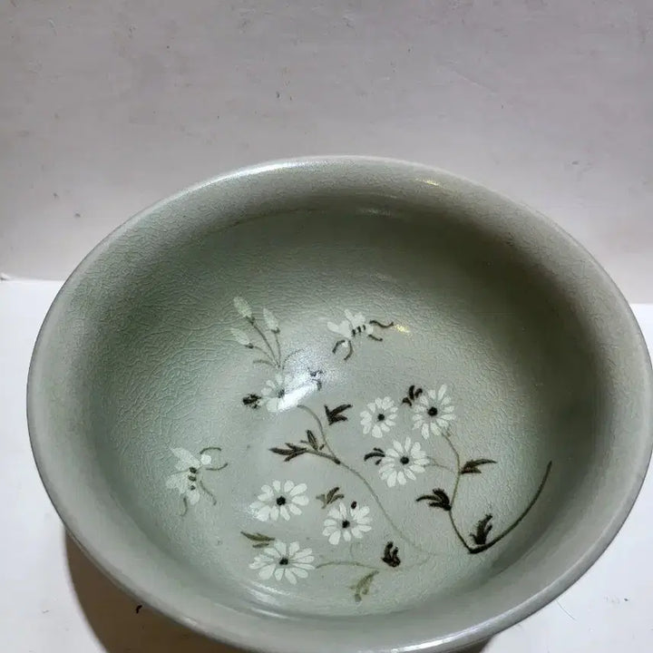 [BUNJANG] Celadon Tea Bowl with Floral and Insect Motifs / 청자 다완
