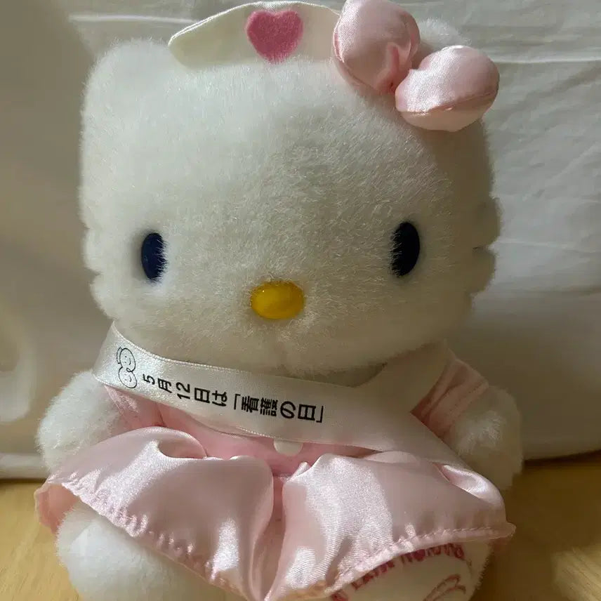 [BUNJANG] Vintage Nurse Hello Kitty Doll / 고전 간호사의 날 간호사 헬로키티 인형