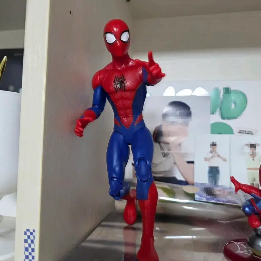 [BUNJANG] Spider-Man Figure with Spider-Man Can Badge / 스파이더맨 피규어 팔아요