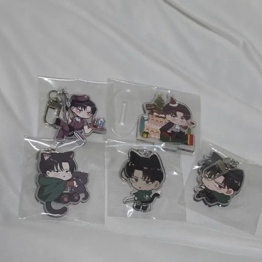 [BUNJANG] Attack on Titan Levi Acrylic Stand &amp; Keychain Bundle Set (Sealed) / [미개봉]진격의거인 리바이 아크릴 스탠드 아크릴 키링 일괄 진격거