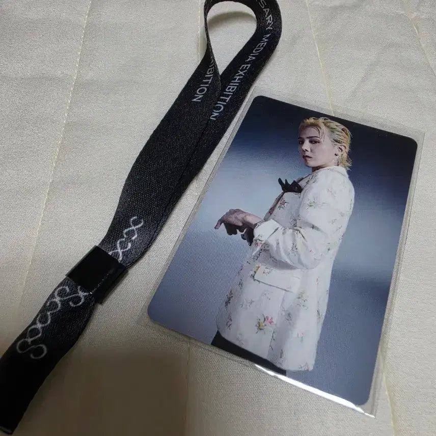 [BUNJANG] BIGBANG G-Dragon Photocard &amp; Bracelet Bundle Set / 빅뱅 미디어 전시회 지드래곤 포카 팔찌