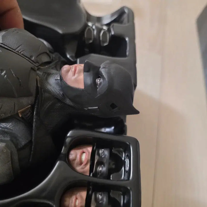 [BUNJANG] Hot Toys Tactical Suit Batman Figure (Damaged) / 핫토이 택티컬 슈트 배트맨 판매 (하자)