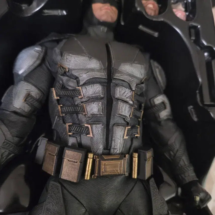 [BUNJANG] Hot Toys Tactical Suit Batman Figure (Damaged) / 핫토이 택티컬 슈트 배트맨 판매 (하자)