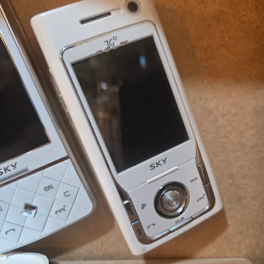 [BUNJANG] Sky Evolution HSDPA 3G Slider Phone / 스카이 브랜드 최초의 HSDPA 3G 슬라이드폰인 스카이 에볼루션 / 90년대 올드팝 / 하드락/메탈/발라드 / LP/영화전단지/영화자료/고전희귀