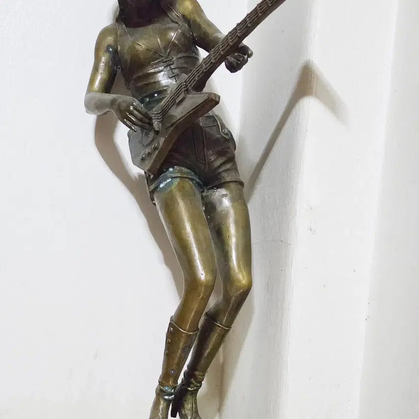 [BUNJANG] Woman Playing Guitar Bronze Sculpture / 브론즈 조각상. 기타를 치는 여인