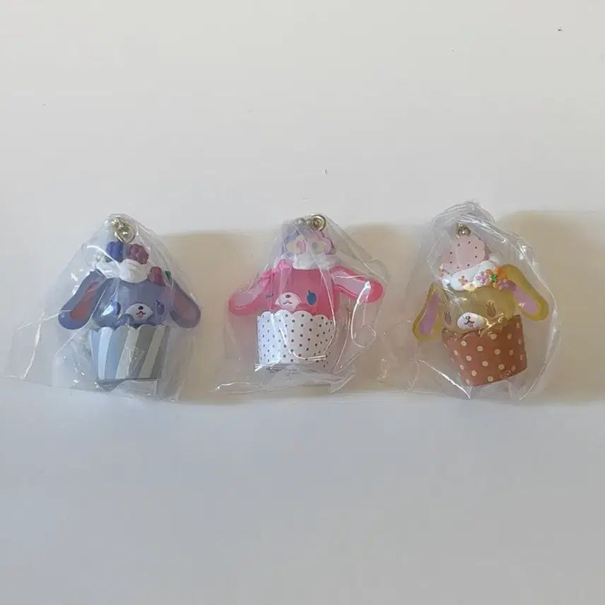 [BUNJANG] Sanrio Sugarbunnies Cupcake Charm Gacha Keychain Bundle Set / (일괄) 산리오 슈가바니즈 컵케이크 참 가챠 키링 슈가버니즈
