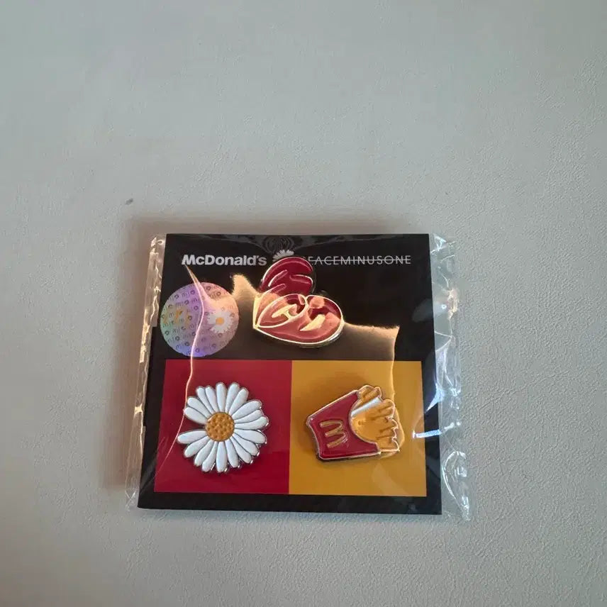 [BUNJANG] PEACEMINUSONE Pin Badge / 맥도날드 피스마이너스원 핀뱃지
