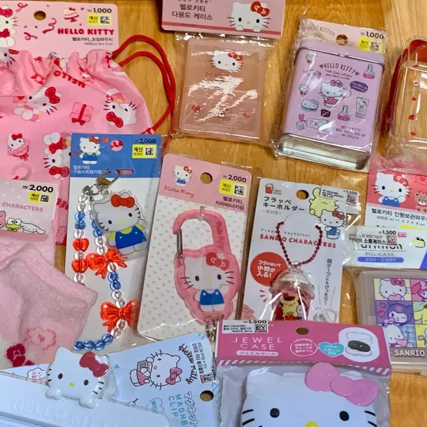 [BUNJANG] Daiso Hello Kitty Bundle Set / 다이소 헬로키티 파우치, 키링, 카라비너, 수면양말, 케이스, 봉지클립 등