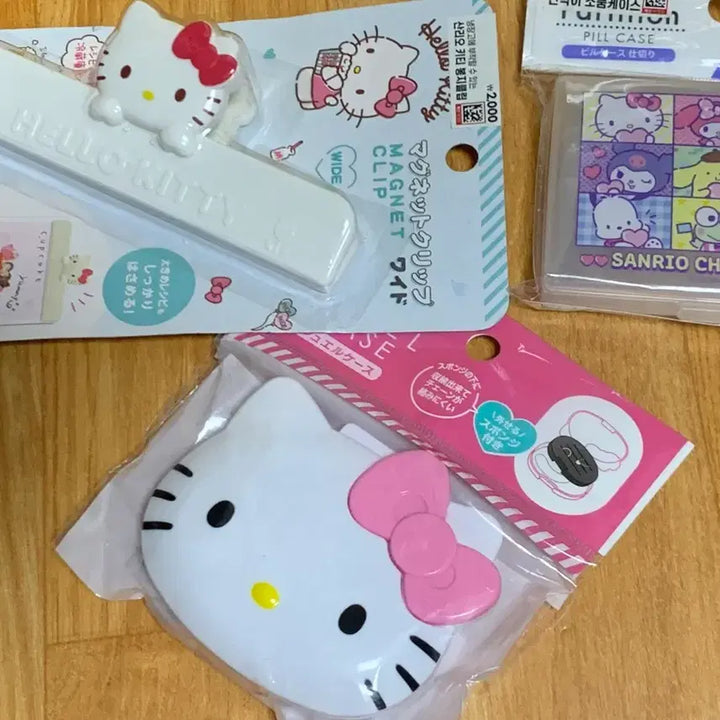 [BUNJANG] Daiso Hello Kitty Bundle Set / 다이소 헬로키티 파우치, 키링, 카라비너, 수면양말, 케이스, 봉지클립 등