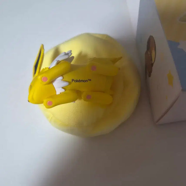 [BUNJANG] Pokemon Sleeping Eevee Jolteon Figure / 포켓몬 잠자는이브이 쥬피썬더