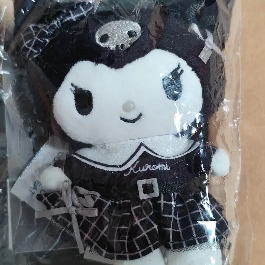 [BUNJANG] Kuromi Monotone Mascot Plush Doll / 미사용 쿠로미 모노톤 흑백 산리오 마스코트 인형 양도합니다!