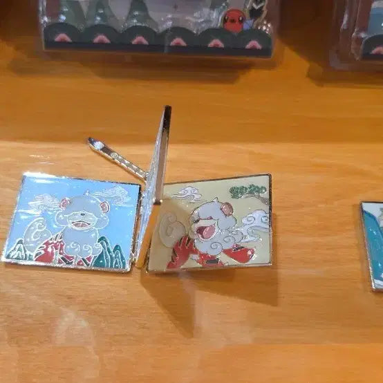 [BUNJANG] Gopung Store Hinged Pin Badge / 고풍상점 경첩 핀뱃지 가디