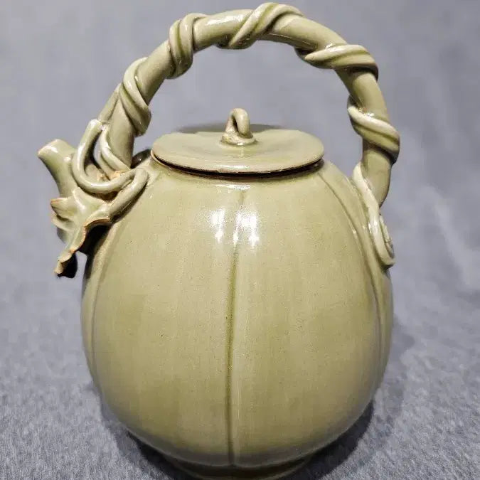 [BUNJANG] Green Ceramic Teapot with Vine Handle and Leaf Decoration / 월요과릉형집호