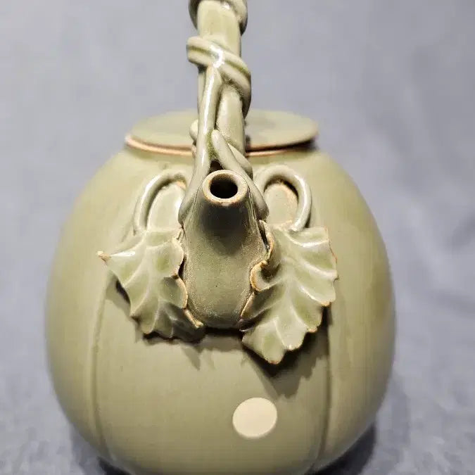 [BUNJANG] Green Ceramic Teapot with Vine Handle and Leaf Decoration / 월요과릉형집호