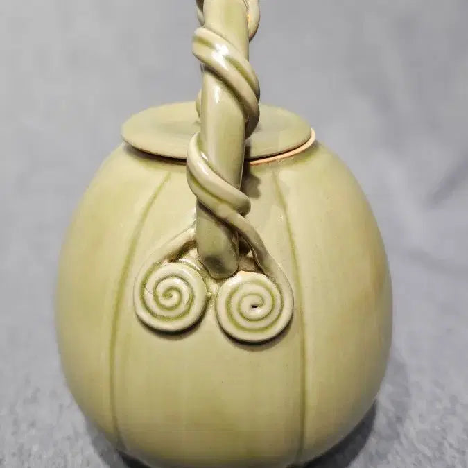[BUNJANG] Green Ceramic Teapot with Vine Handle and Leaf Decoration / 월요과릉형집호