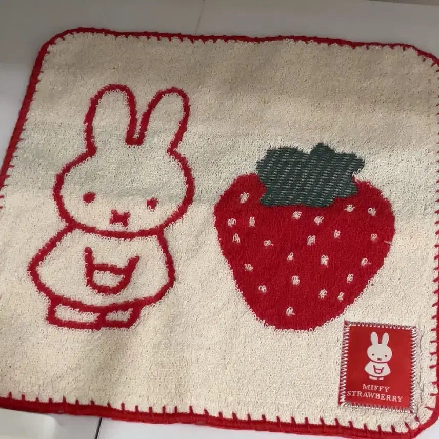 [BUNJANG] Miffy Strawberry Handkerchief / 미피 딸기손수건 미피핸드타올