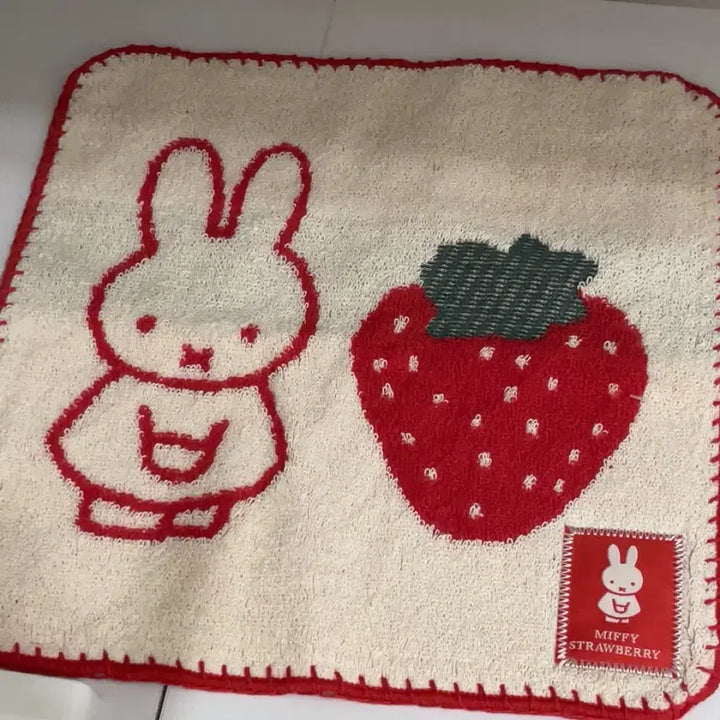 [BUNJANG] Miffy Strawberry Handkerchief / 미피 딸기손수건 미피핸드타올