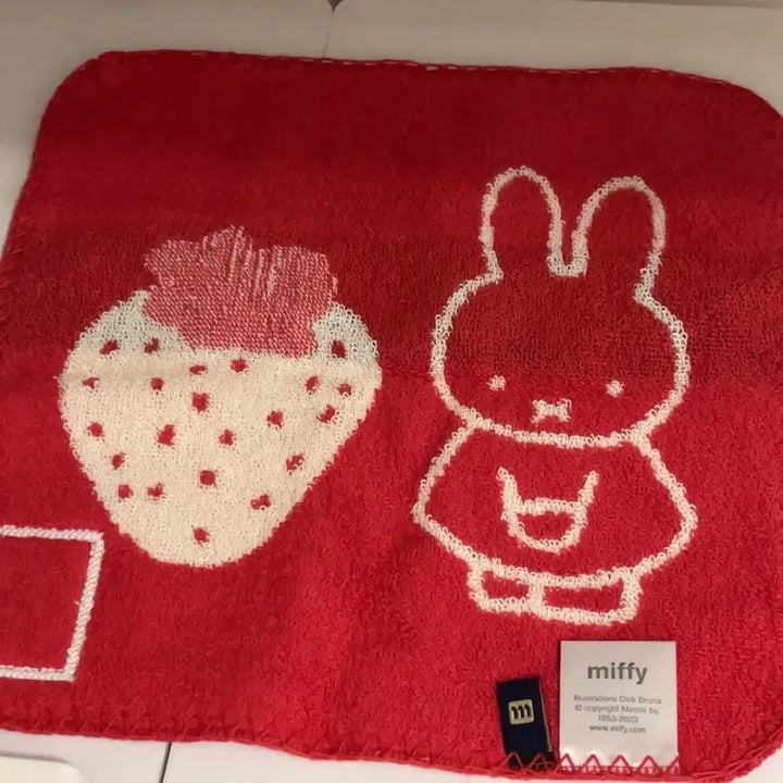 [BUNJANG] Miffy Strawberry Handkerchief / 미피 딸기손수건 미피핸드타올