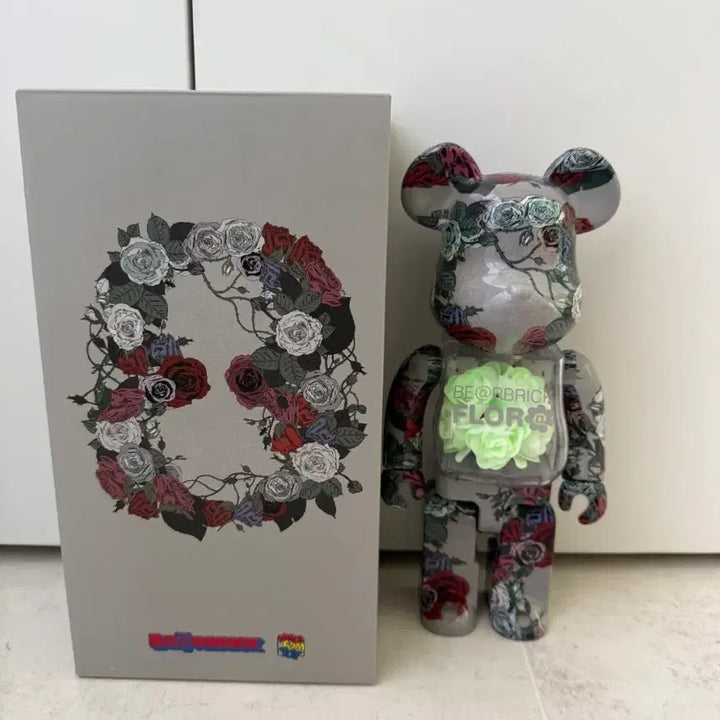 [BUNJANG] Bearbrick Flora 400% Glow-in-the-Dark Rose / 베어브릭 플로라 400% 축광장미