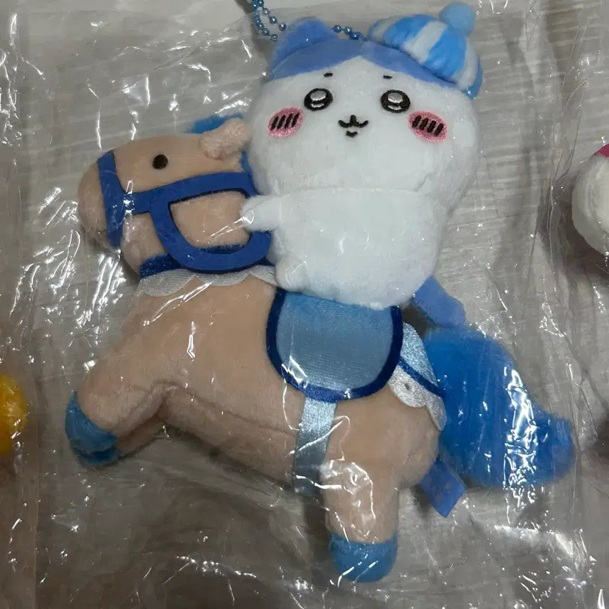 [BUNJANG] Artverse Chiikawa Usagi Hachiware Carousel Mascot Rare / 홍콩 아티버스 치이카와 우사기 하치와레 목마 마스코트 마코 희귀 치이카와