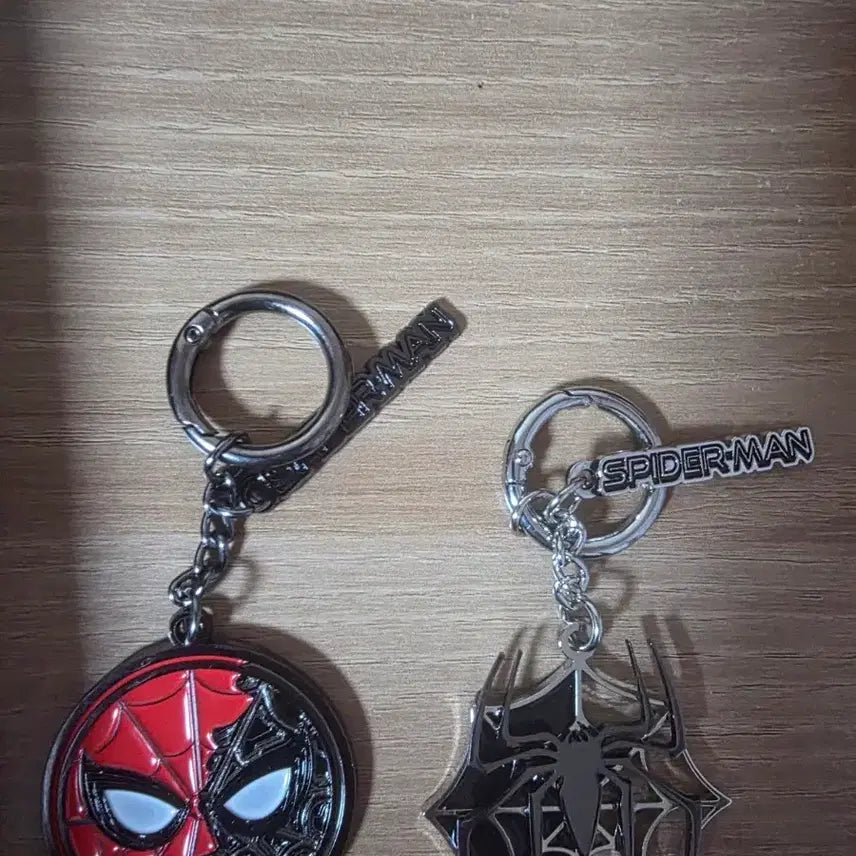 [BUNJANG] Spider-Man Metal Keyring 2-Piece Set / CGV 스파이더맨 메탈 키링 2종 세트(사용감있음)