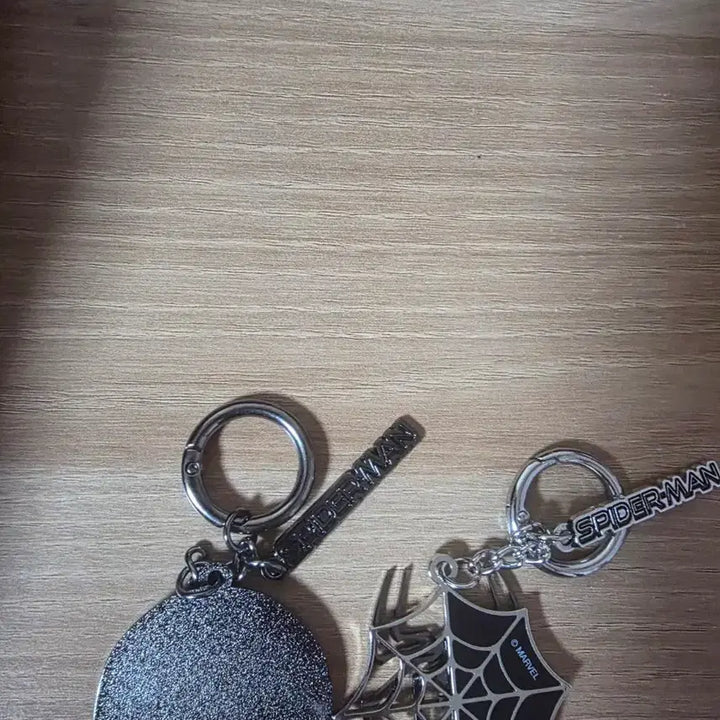 [BUNJANG] Spider-Man Metal Keyring 2-Piece Set / CGV 스파이더맨 메탈 키링 2종 세트(사용감있음)