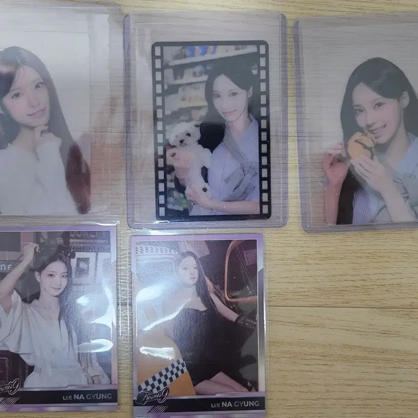[BUNJANG] fromis_9 Lee Chaeyoung Magazine Signed Items Bundle Set / 텔레카 프로스미스나인 이채영 매거진사인등 일괄