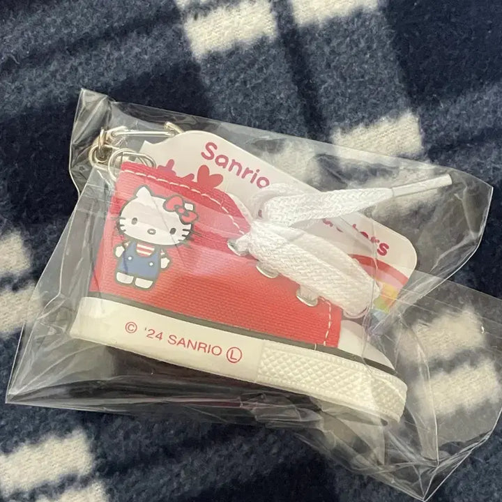[BUNJANG] Hello Kitty "Sneakers" Keychain / 헬로키티 스니커즈 키링