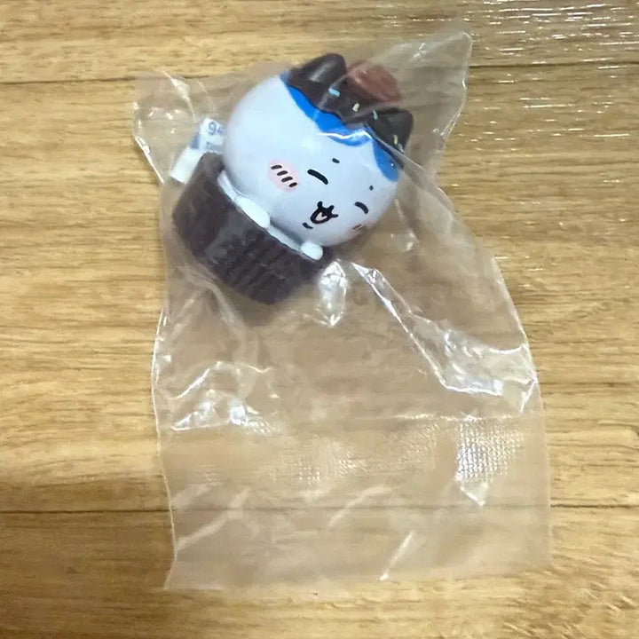 [BUNJANG] Chiikawa "Dearest Cute" (Monjaku) Cupcake Figure Hachware / 치이카와 먼작귀 컵케이크 피규어 하치와레