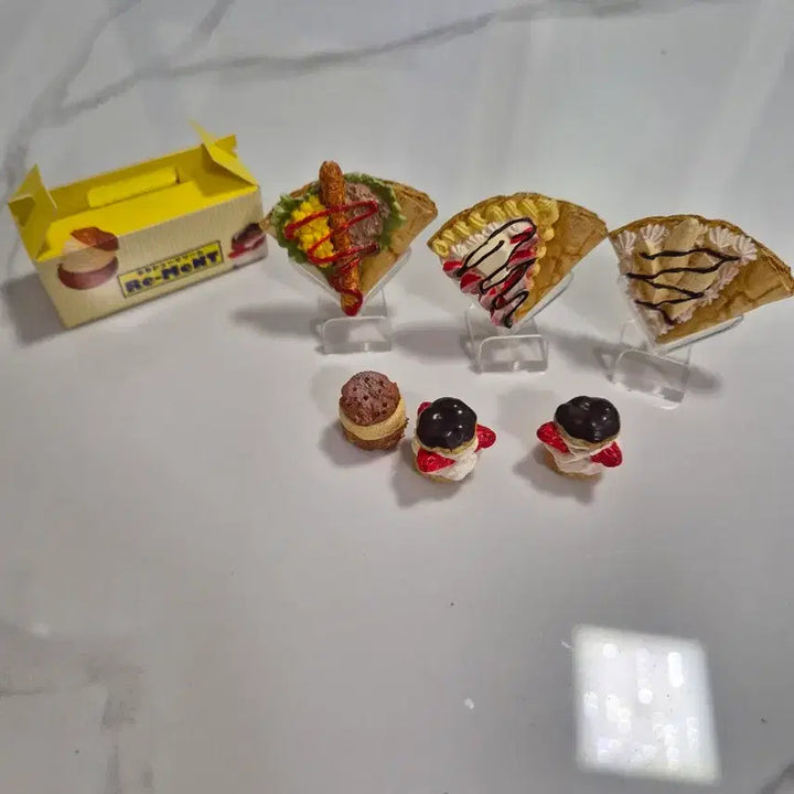 [BUNJANG] Re-Ment "Eating While Walking" Series Set 1 &amp; 3 (Opened) / 리멘트 걸으면서 먹기 1번,3번