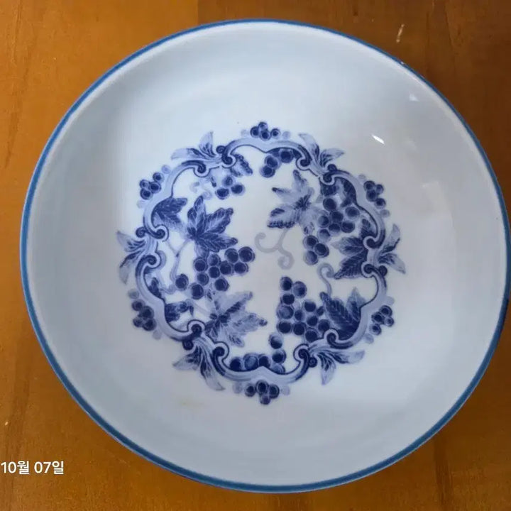 [BUNJANG] Blue and White Porcelain Grape Pattern Plate / 청화백자 포도문 접시