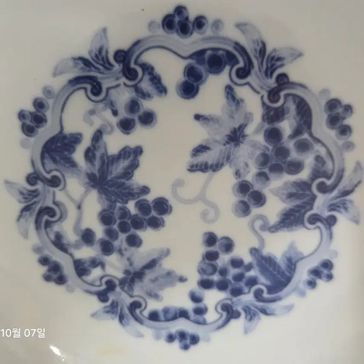 [BUNJANG] Blue and White Porcelain Grape Pattern Plate / 청화백자 포도문 접시
