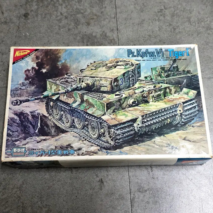 [BUNJANG] Nichimo 1/35 Tiger I Motorized Remote Control Plastic Model Kit (1970s Vintage) / 전설의 유물 [니치모 1/35] (70년대 빈티지) 타이거 I 모터라이즈 프라모델